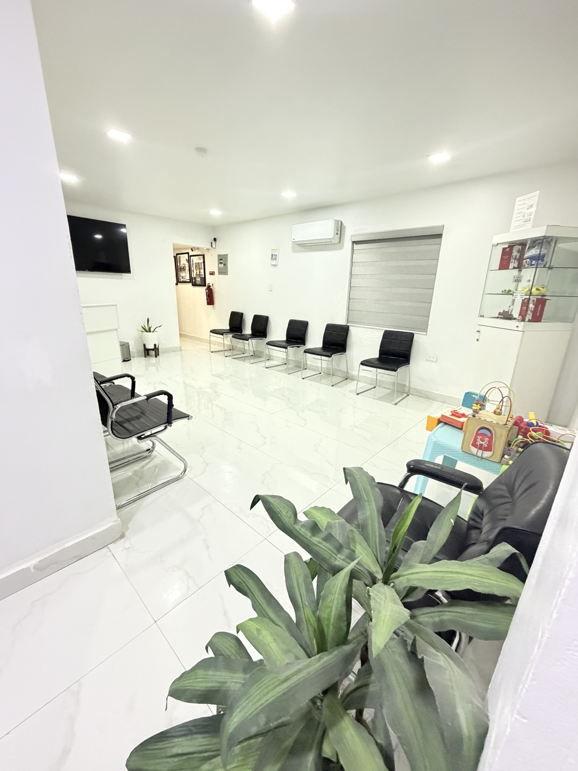 Sala de espera amplia y luminosa del consultorio